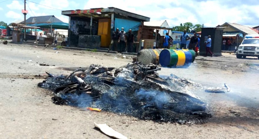 BREAKING: Violent protest in Lagos over COVID-19 lockdown