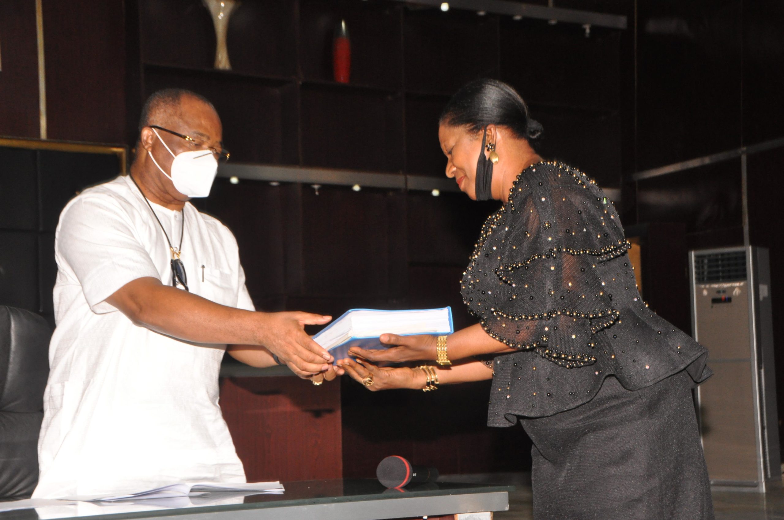 Uzodimma Receives Report of the Judicial Commission of Inquiry on Lands and Related Matters, Lauds Members