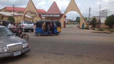 FMC Owerri Medical Workers Protest over admission of Covid – 19 patient in ICU