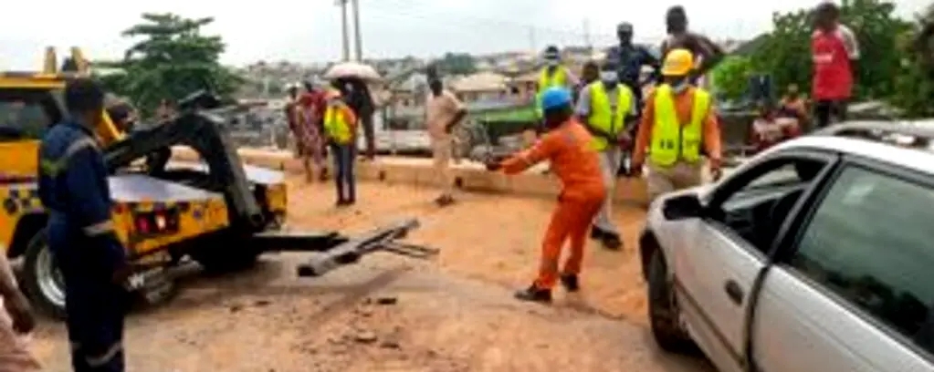 40 feet container crushes 2 vehicles, kills 1 In Accident On Otedola Bridge