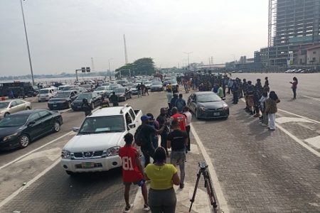 BREAKING: Girdlock As #EndSARS Memorial Protesters Shut Down Lekki Toll Gate
