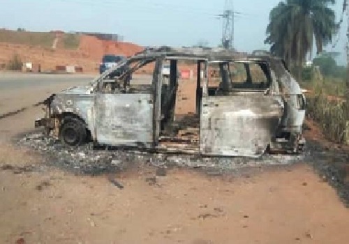 BREAKING: Unidentified Gunmen Kill Two Policemen Causing Gridlock At Checkpoint , Burn Patrol Vehicle In Anambra