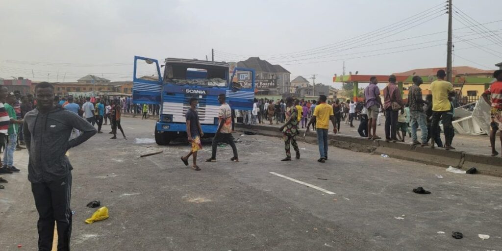 Truck Driver Loses Control, Crushes 13 School Children In Lagos