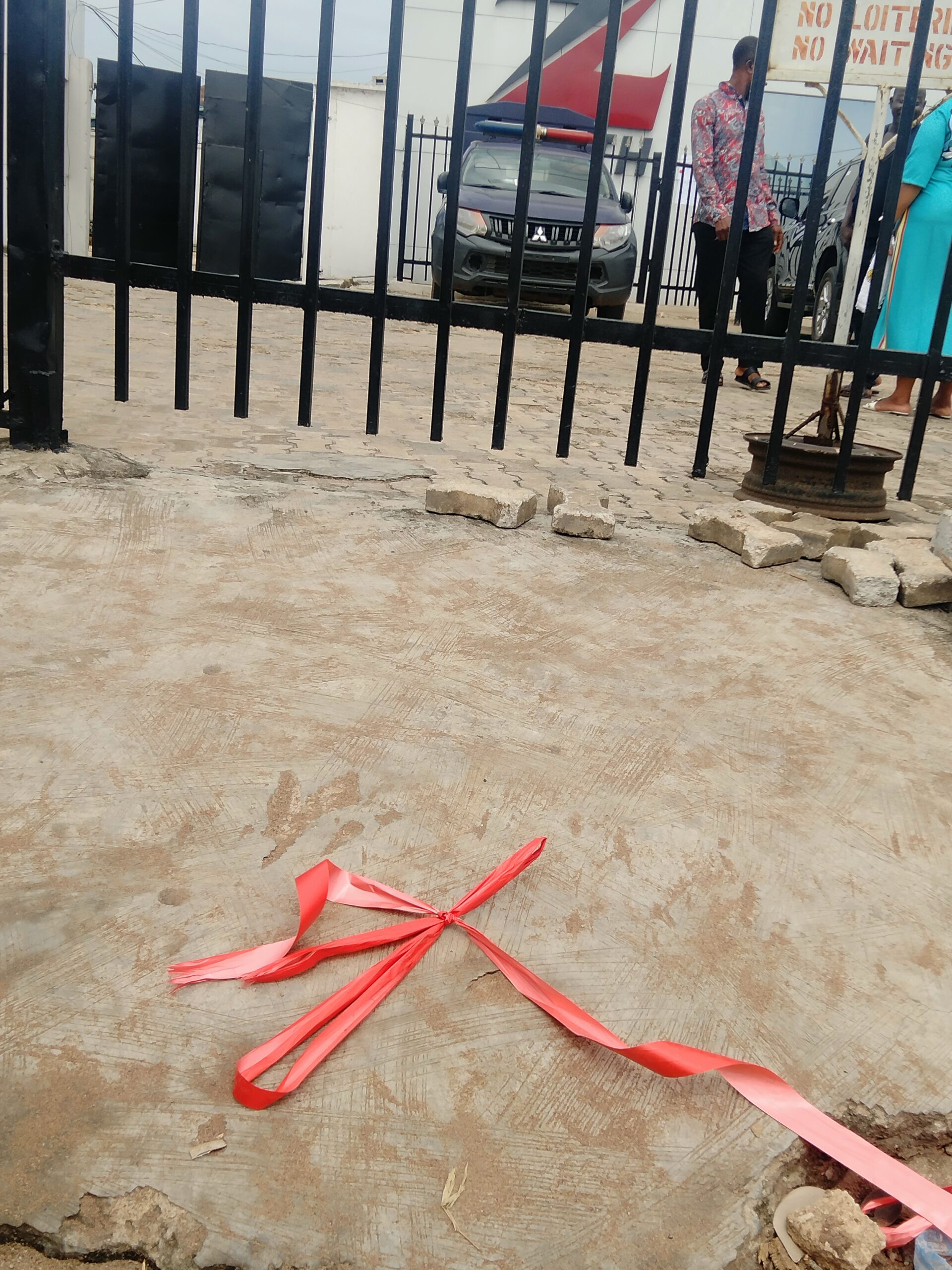 BREAKING: Pandemonium As Zenith Bank Staff,  Imo Govt Thugs, Police Agents Attack Industrial Court Officials, Abduct Them To Unknown Destination