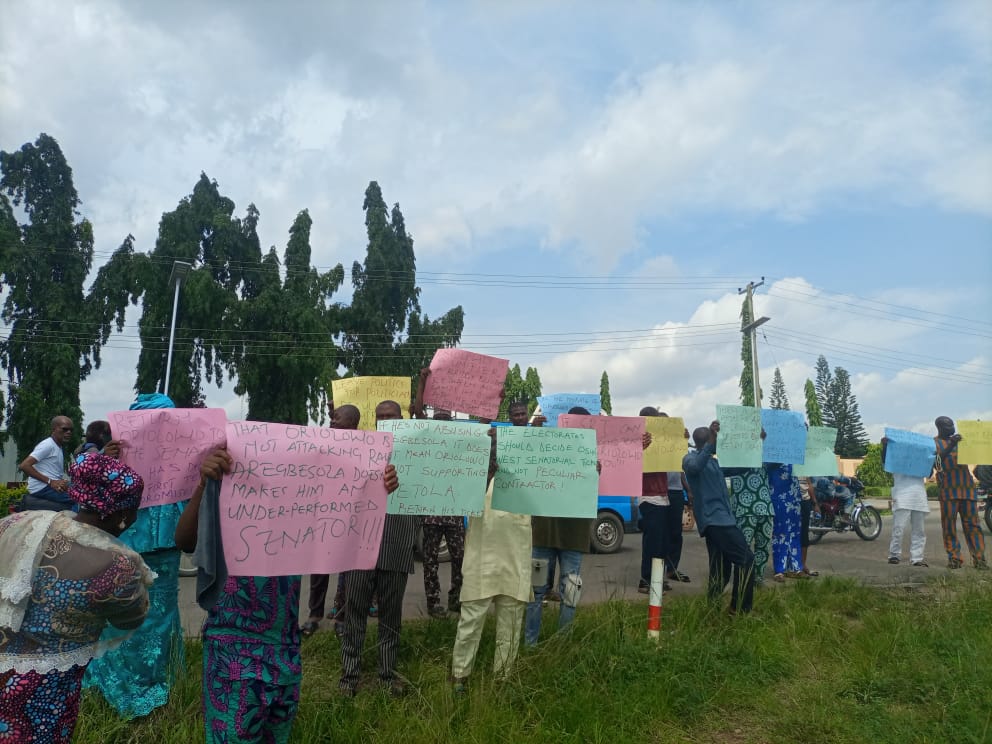Osun APC Members Storm Govt House, Protest Alleged Primary Election Manipulation