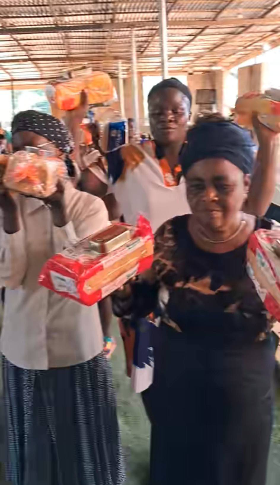 “Bring Bread and Sardines as Offering” – Viral Video of Nigerian Prophetess Sparks Outrage and Mockery Online