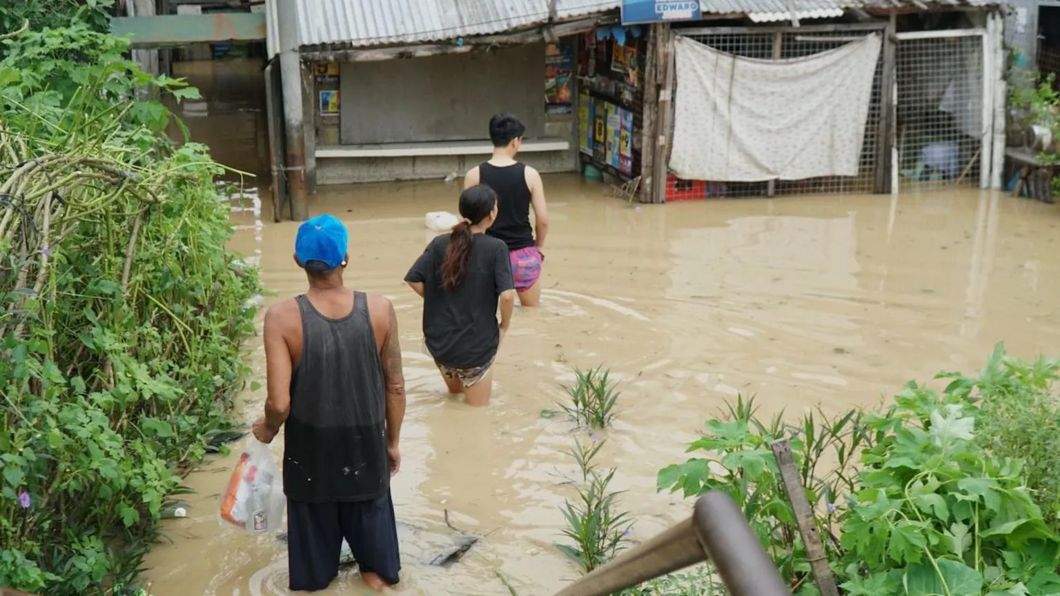 Super Typhoon Fung-wong Strikes Philippines, Killing 6 Amid Floods and Landslides