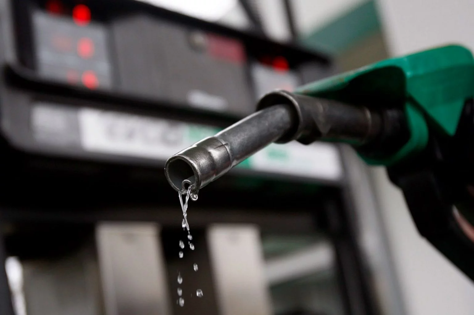 Nigerian Fuel Prices Drop as Government Suspends 15% Import Duty on Petrol