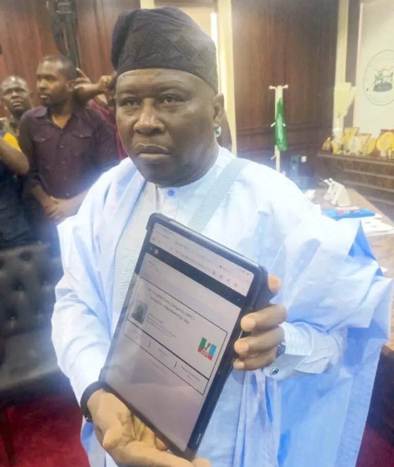 Adamawa Governor Ahmadu Fintiri Defects to APC, Brings Entire Cabinet Along