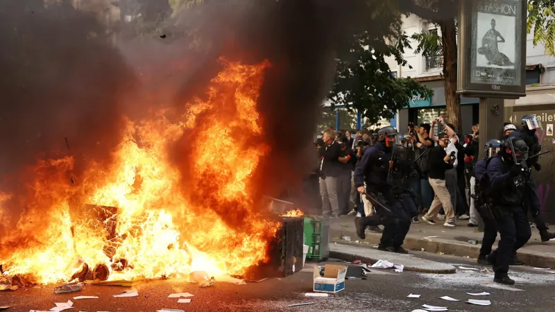 France Suspends Stun Grenades During Student Protests After Teen Loses Hand